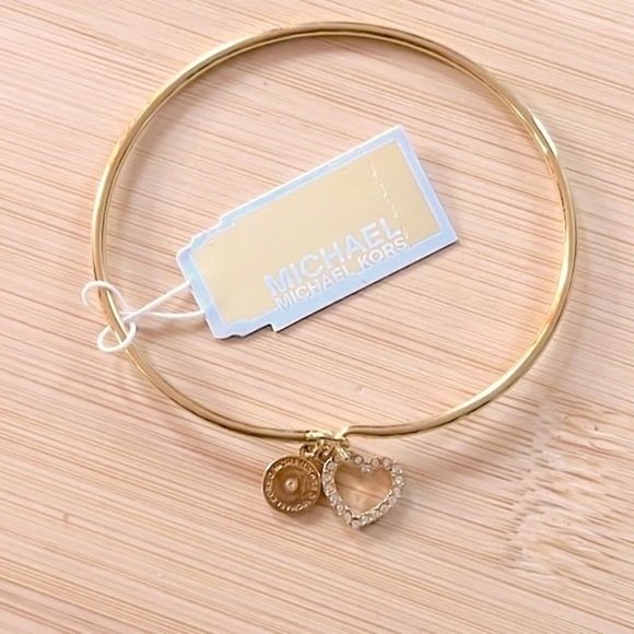 Brand New Michael Kors Gold Tone Heart Hook & Eye Clasp Bangle Charm Bracelet - Picture 2 of 10